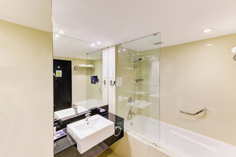 Bathroom 5, Cinnamon Lakeside Colombo, Colombo