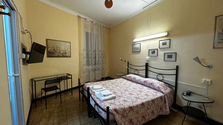 Bedroom 2, Albergo Fiorita, Genova