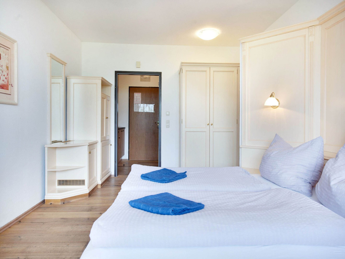 Bedroom 3, Cosy Holiday Home in bad Goisern With Balcony, Gmunden
