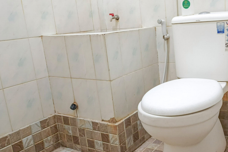 Bathroom 3, D Martin Malioboro Hotel RedPartner, Yogyakarta