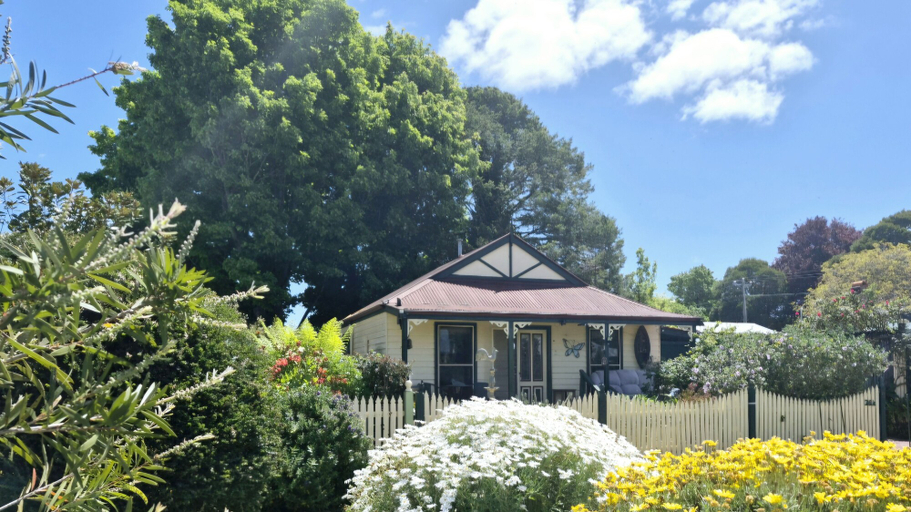 Exterior & Views 2, Abelia Cottage of Daylesford Botanical, Hepburn - East