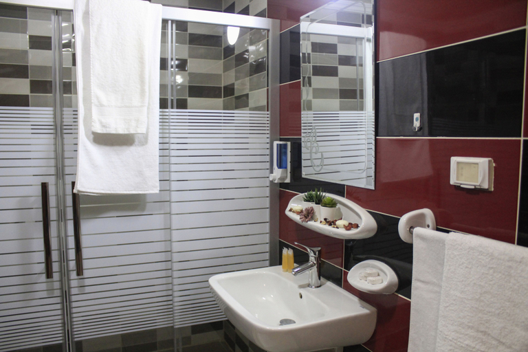 Bathroom 2, Alaqsa Palace Hotel Suites & Apartments, Salt