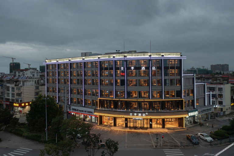 Exterior & Views