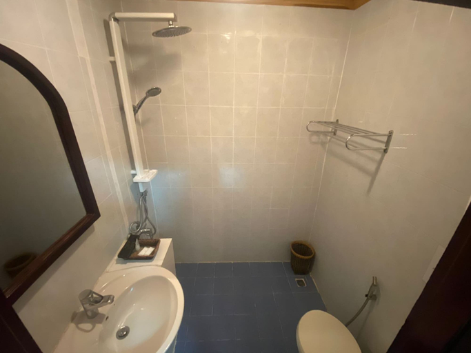 Bathroom 5, Vangsavath Hotel, Luang Prabang