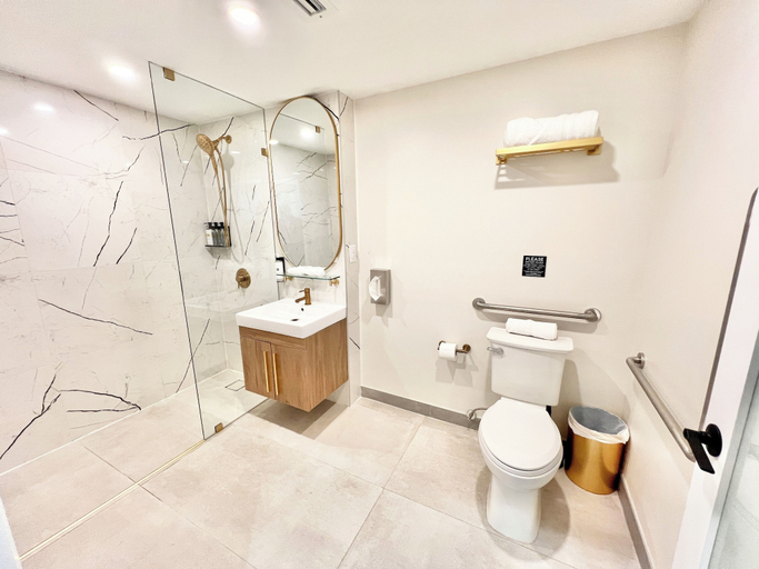 Bathroom 3, Toronto Rooms and Suites, Toronto