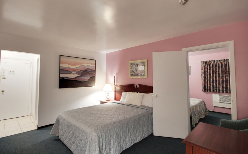Bedroom 1, 6267 Persepolis Inn, Niagara