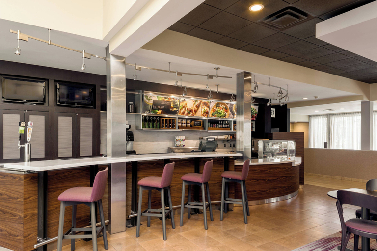Food & Drinks 5, Courtyard by Marriott Cincinnati Blue Ash, Hamilton