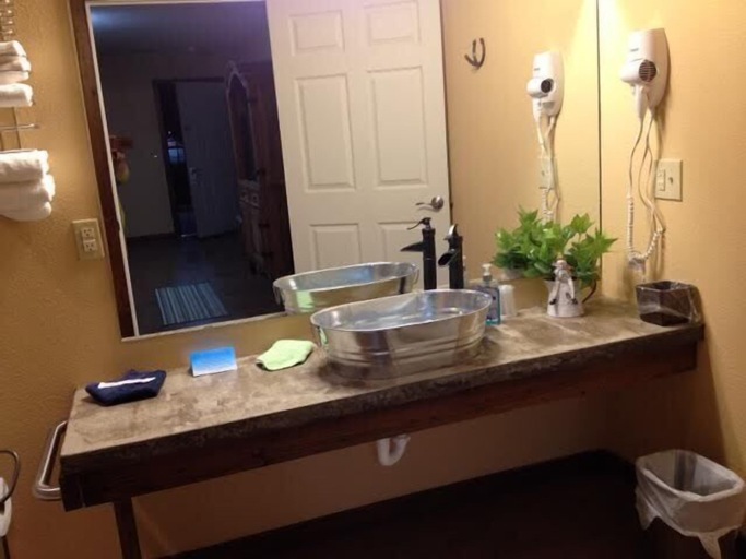 Bathroom 3, HH Creek Inn, Baylor