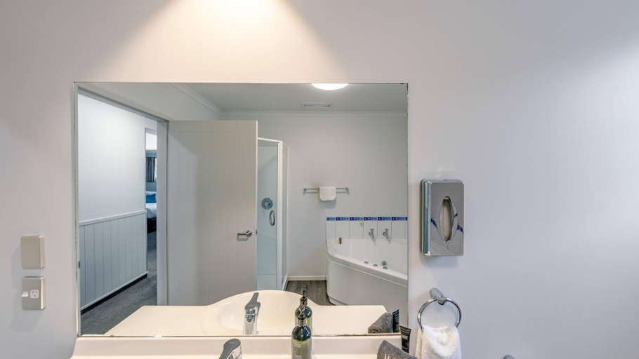 Bathroom 3, Bay Viaduct Motor Lodge, Timaru