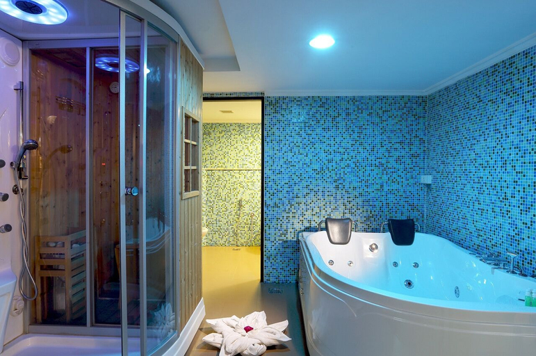 Bathroom 5, The Quilon Beach Hotel and Convention Center, Kollam