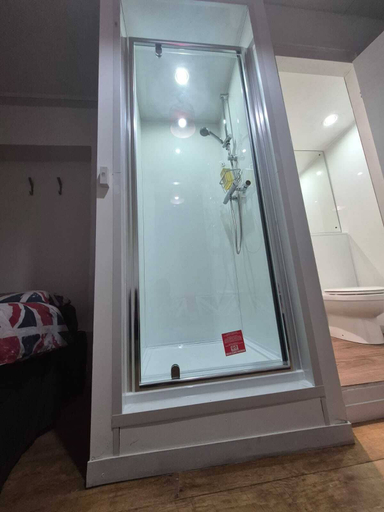 Bathroom 5, Saint James Backpackers, London