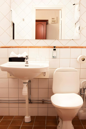 Bathroom 9