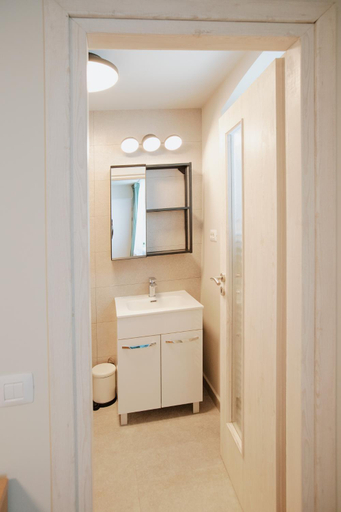 Bathroom 2, 3 min to everything-Stylish-Modern-Old Fortress, Brasov