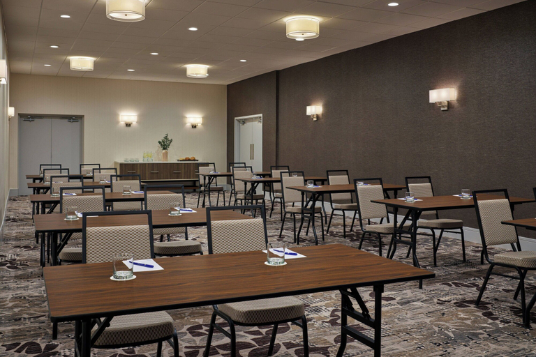 Food & Drinks 5, Delta Hotels by Marriott Chicago Willowbrook, Dupage