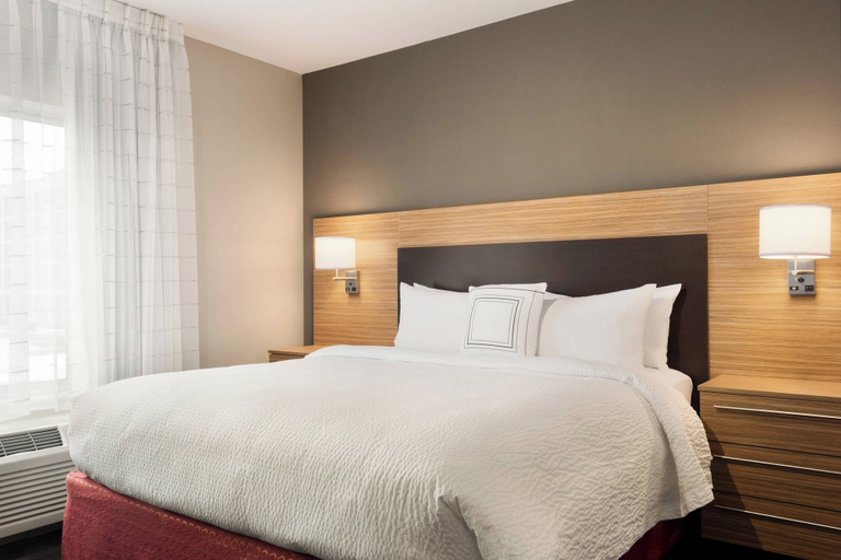 Bedroom 3, TownePlace Suites by Marriott Dubuque Downtown, Dubuque