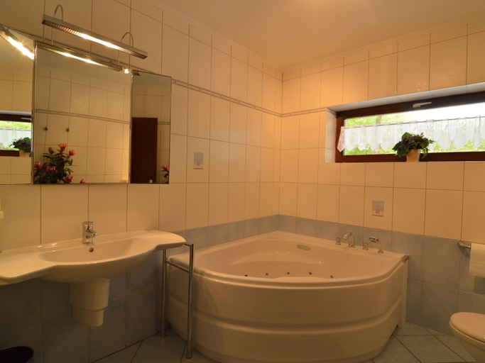 Bathroom 3, Panoramic Retreat, Thirimont, Liège