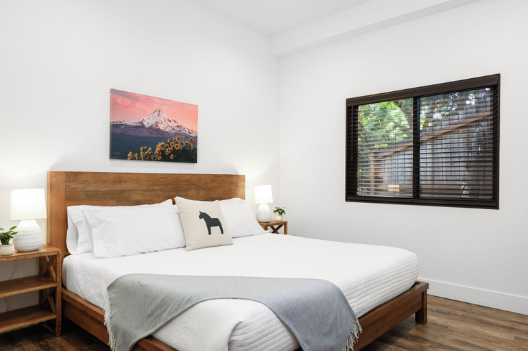 Bedroom 2, Horsefeathers Hotel, Hood River