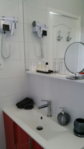Bathroom 5, Hotel L'Idéal Le Mountbatten, Calvados