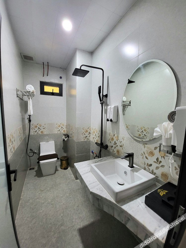 Bathroom, Nam Hong Hotel, Bình Xuyên