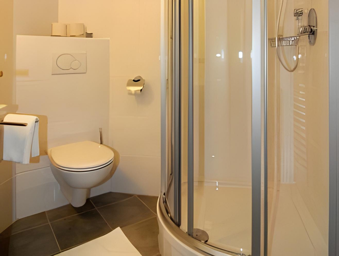 Bathroom 16