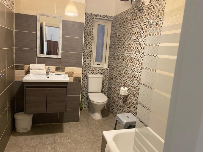 Bathroom 2, Pierre De Soleil Guesthouse, Saint Paul's Bay