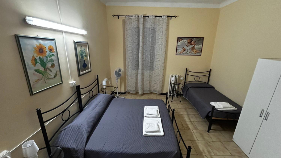 Bedroom 3, Albergo Fiorita, Genova
