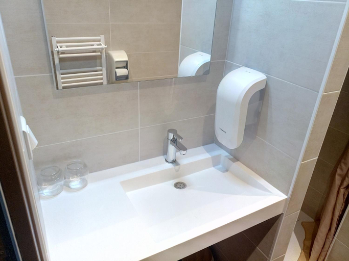 Bathroom 3, Brit Hotel Confort - La Tour Blanche, Haute-Vienne