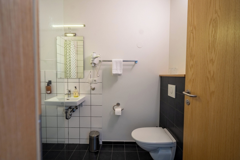 Bathroom 3, Hotel Eskifjörður, Fjarðabyggð