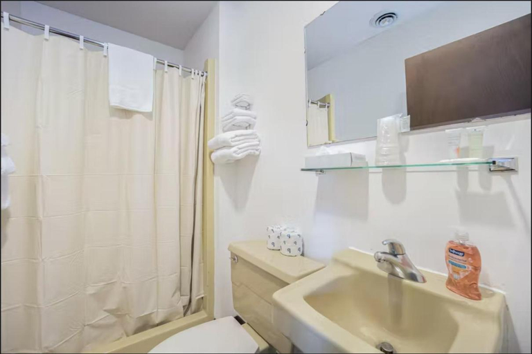 Bathroom 4, Snow Chasers Lodge, Gogebic