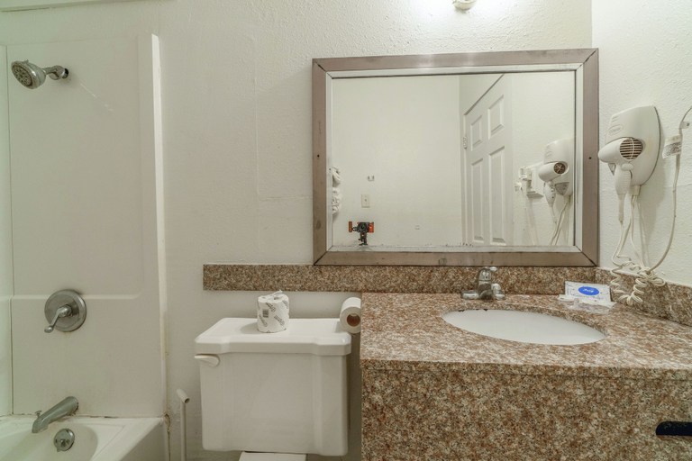 Bathroom 5, Pelican Inn by Belvilla Aransas Pass, TX, Aransas