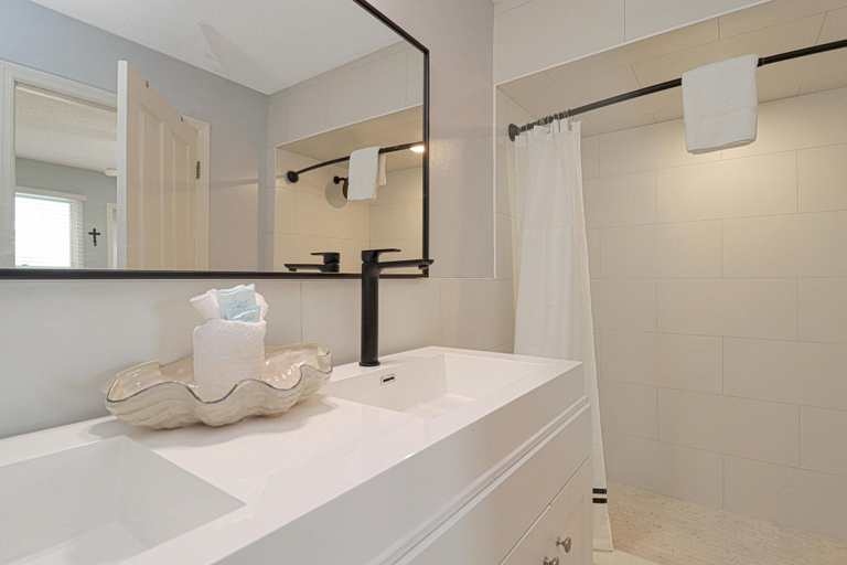 Bathroom 3, Sea Cliff C-16 Gone Fishin', Gulf