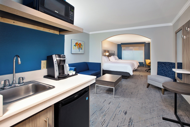 Bedroom 3, Holiday Inn Express & Suites SUMTER by IHG, Sumter