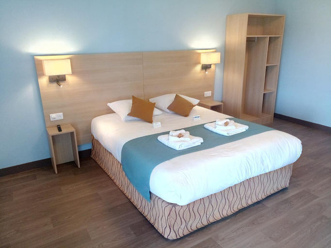Bedroom 2, Brit Hotel Confort - La Tour Blanche, Haute-Vienne