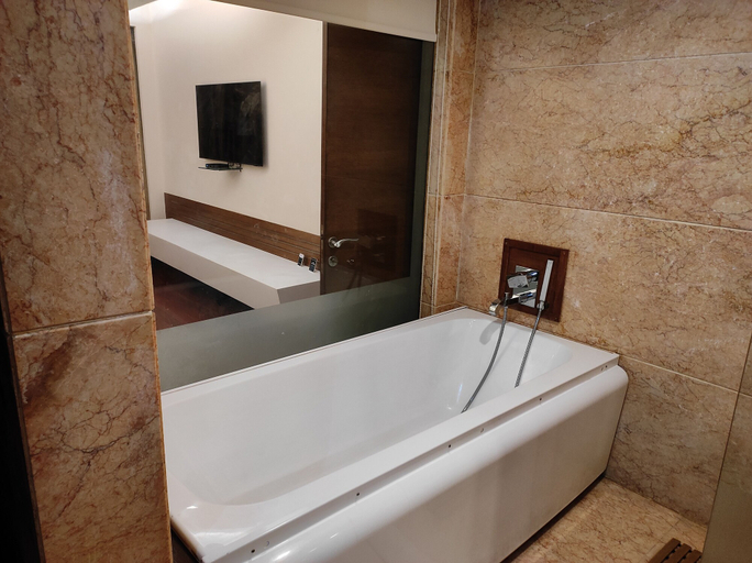 Bathroom 5, Golden Tulip Lucknow, Lucknow