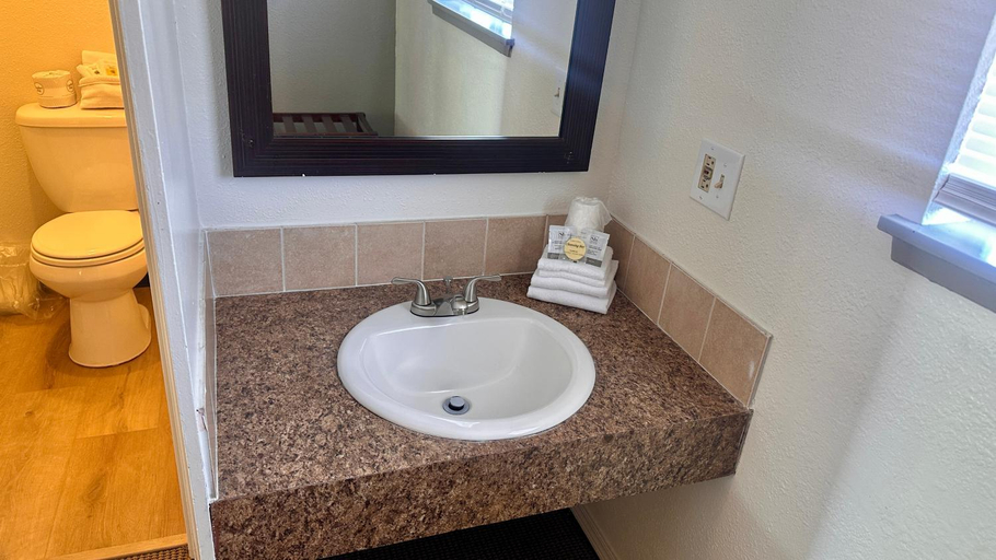 Bathroom 3, Lakeshore Inn Waterfront, Grant