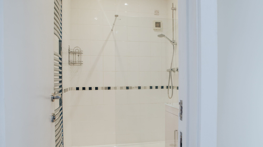 Bathroom 5, The Loft 2BR Duplex 82 Cathedral Cardiff Parking, Cardiff