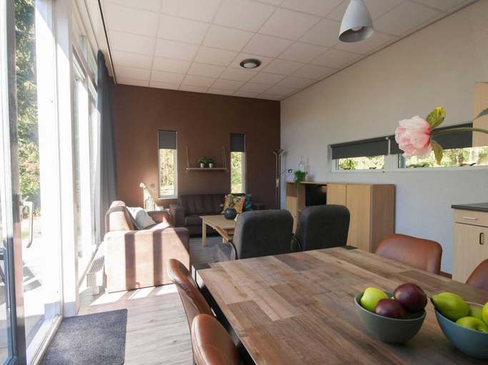Living room 2, Modern Bungalow With Parking, Ooststellingwerf