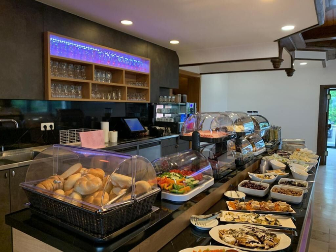 Food & Drinks 5, F Hotel 24h Check-In, Linz Land