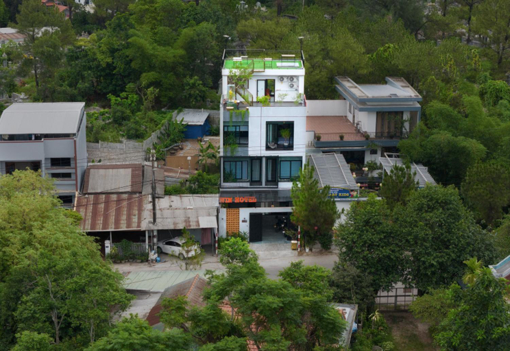 Exterior & Views