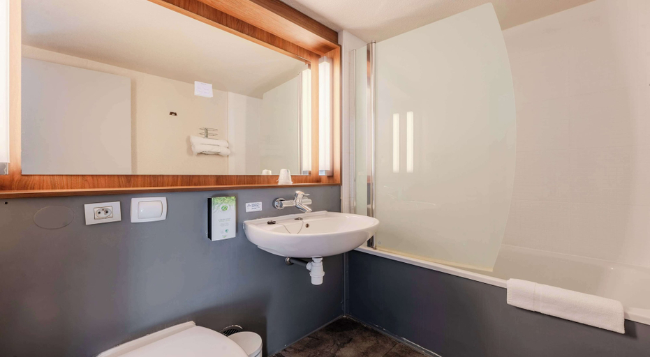 Bathroom 4, Campanile Lille Est Villeneuve D'Ascq, Nord