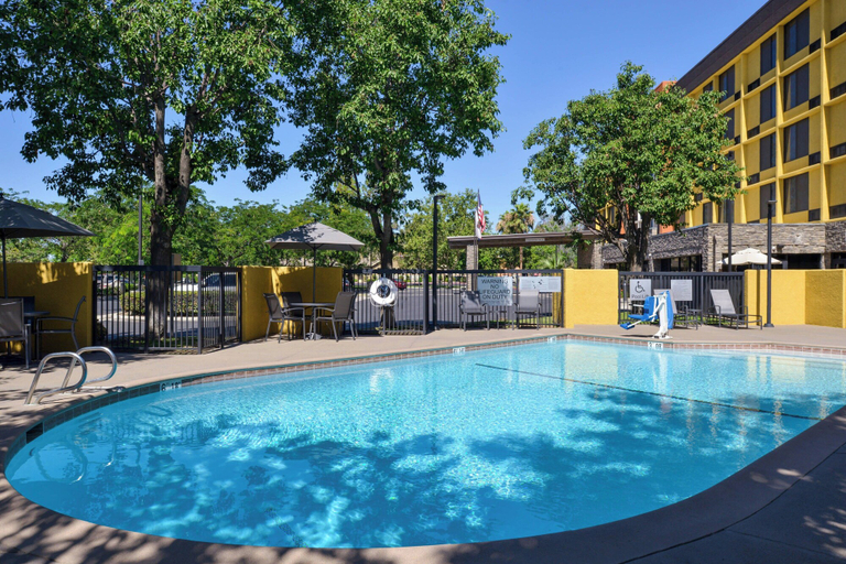 Sport & Beauty, Fairfield Inn & Suites by Marriott Bakersfield Central, Kern
