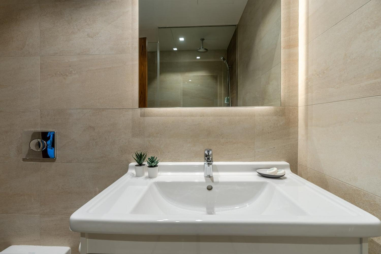 Bathroom 4, GuestReady - 1BR Waterfront View in the Marina, Dubai