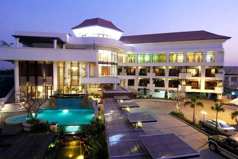 Exterior & Views