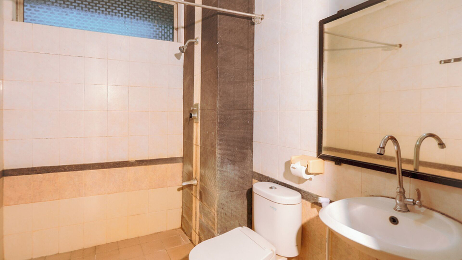 Bathroom 5, Lembah Gunung Kujang by ARBA, Subang