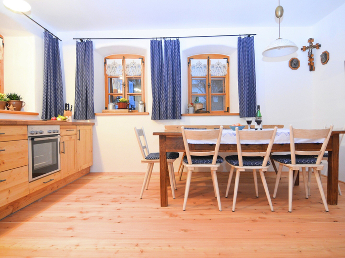 Dining 3, Sunny Holiday Home Near the Forest, Schwandorf