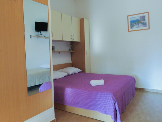 Bedroom 5, Alluring Holiday Home in Pakostane With Swimming Pool, Pakoštane