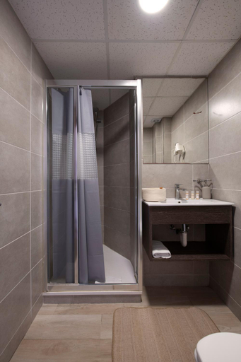 Bathroom 3, Ginosi Basics Centric Apartel, Barcelona