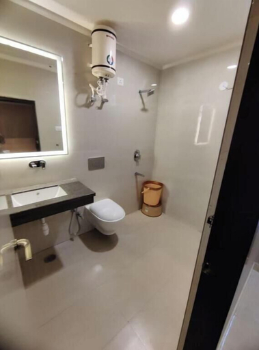 Bathroom, Hotel Maya Crystal, Kanpur Nagar