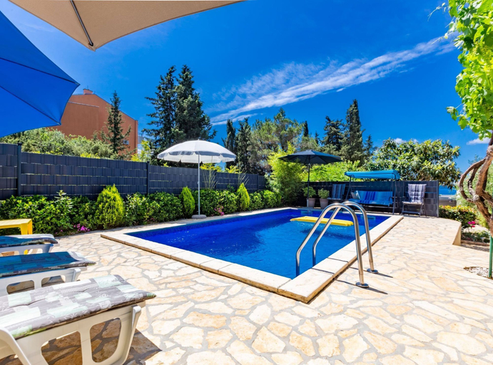 Sport & Beauty 5, Relaxing Zadar Hideaway With Seasonal Pool & Seaside Charm, Zadar