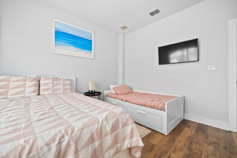 Bedroom 3, Huge Vacation Home! Community Boardwalk to the Beach, Nueces